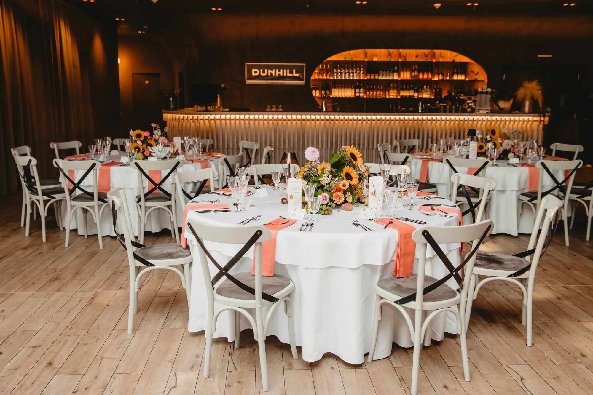 Mese rotunde albe elegante, scaune mixte, măslin decorativ în penumbră